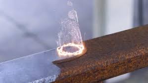 Laserreinigung eines Metallobjekts